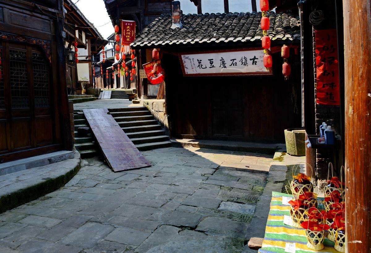 重庆：迎春灯饰点亮夜空，街头巷尾年味渐浓